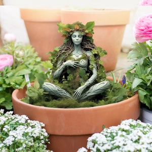 Statue de déesse de méditation pour jardin avec mousse verte et détails de vignes