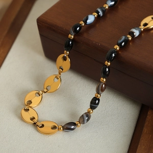 Collier en titane doré avec maillons grain de café et perles d'agate rubanées
