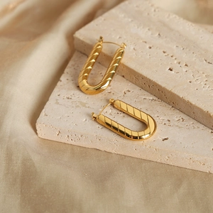 U-shaped gold-plated titanium earrings with elegant diagonal twill texture design