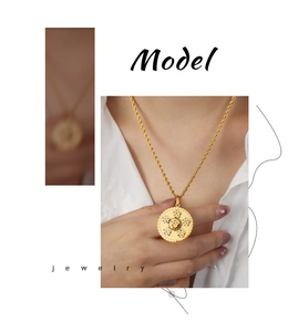 Détail du collier lotus en acier doré avec pendentif serti de zircon sur chaîne torsadée