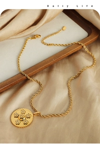 Détail du collier pendentif lotus doré avec diamants sur fond de soie luxueuse