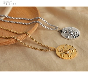Détails des pendentifs lotus dorés et argentés avec cristaux sur chaînes torsadées