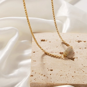 Collana in acciaio al titanio placcato oro con pendente cilindrico in pietra naturale