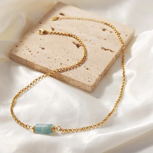 Collana retrò in titanio placcato oro con ciondolo geometrico in pietra naturale blu