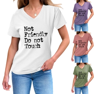 Détail de l'imprimé Not Friendly sur les t-shirts à col en V en plusieurs coloris