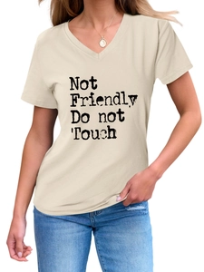 Détail du t-shirt beige à col en V avec imprimé Not Friendly Do not Touch