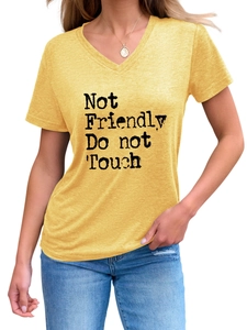Détail du t-shirt jaune à col en V avec l'inscription Not Friendly Do Not Touch