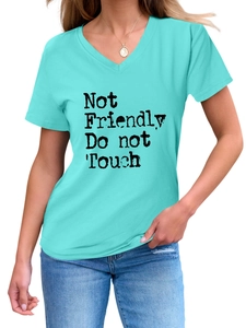 Détail d'un t-shirt turquoise à col en V avec imprimé graphique Not Friendly noir