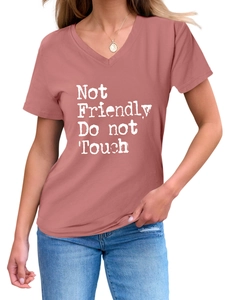 Détail du t-shirt col V rose poudré avec slogan Not Friendly et texture en coton