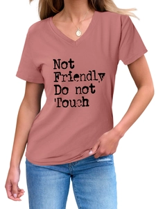 Détail du t-shirt rose brun à col en V avec l'imprimé Not Friendly Do Not Touch en noir