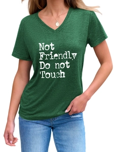 Détail du t-shirt vert foncé col en V avec texte imprimé Not Friendly Do Not Touch