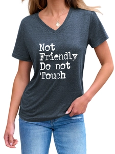 Détail de l'imprimé Not Friendly sur t-shirt gris chiné avec col en V et lettres blanches