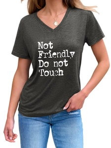 Détail de l'imprimé Not Friendly sur t-shirt gris foncé à col en V en coton mélangé