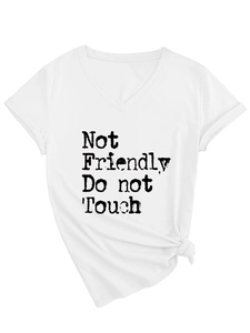 Détail du t-shirt blanc à col en V avec texte noir et nœud décoratif sur le bas