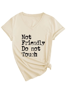Détail du t-shirt col V montrant l'imprimé 'Not Friendly' et le nœud latéral élégant