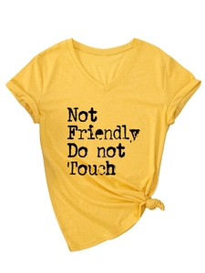 Détail du t-shirt jaune col V avec inscription Not Friendly et ourlet noué à la main
