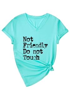 Détail du t-shirt bleu aqua à col en V avec imprimé Not Friendly et ourlet noué