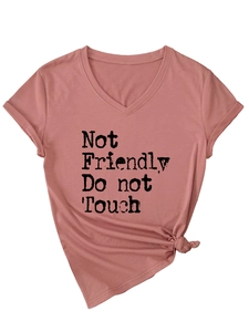 Détail du t-shirt col en V vieux rose avec slogan Not Friendly et nœud à l'ourlet