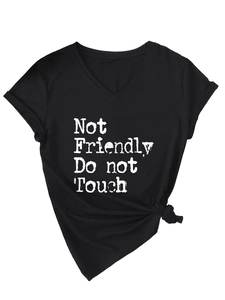 Détail du t-shirt noir col V avec ourlet noué et imprimé vintage Not Friendly