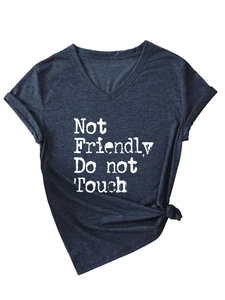 Détail d'un t-shirt col V avec imprimé Not Friendly et nœud latéral en bleu marine