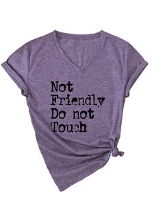 Détail du t-shirt col V avec imprimé 'Not Friendly' et design de nœud latéral stylé