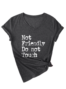 Détail d'un t-shirt gris col V avec imprimé Not Friendly et nœud décoratif latéral