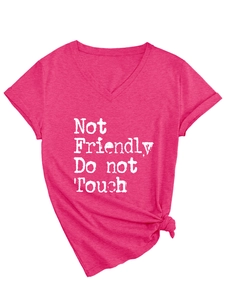 Détail d'un t-shirt rose à col en V avec imprimé Not Friendly et nœud latéral élégant