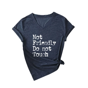 T-shirt col en V gris foncé avec imprimé blanc Not Friendly Do Not Touch chic