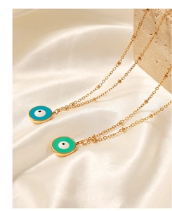 Vue détaillée des colliers pendentifs œil maléfique en émail sur fond de soie blanche