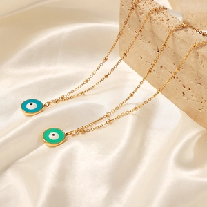 Colliers pendentifs œil maléfique vintage avec chaîne satellite dorée sur soie crème