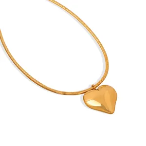 Stereoskopische Hohlherz Anhänger Halskette Titanstahl Vergoldet Spiegelpoliert Schlangenkette Modeschmuck Für Damen