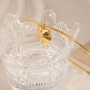 Poliertes 18k Gold Herzanhänger Schlangenkette Halskette an einem Glasrand