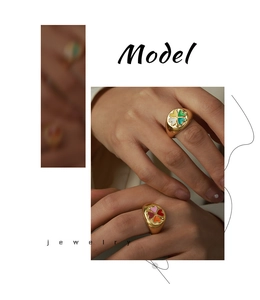Détail de bagues dorées vintage avec trèfles en émail coloré en forme de cœur