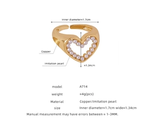 Dettaglio anello a cuore in rame dorato con perle artificiali e misura regolabile