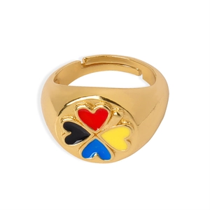 Bague dorée ajustable avec trèfle à quatre feuilles formé de cœurs en émail coloré