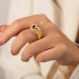 Elegante anello a cuore dorato con inserti in perle e fascia larga, gioielli minimalisti
