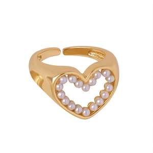 Anello a cuore dorato minimalista con intarsio di perle e design aperto regolabile