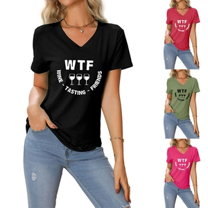 Détail du t-shirt femme à col en V avec imprimé amusant WTF Wine Tasting Friends