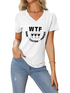 Détail de l'imprimé WTF Wine Tasting Friends sur un t-shirt blanc col en V pour femme