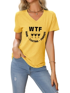 Détail du t-shirt jaune à col en V avec imprimé WTF Wine Tasting Friends et verres à vin