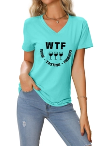 Détail d'un t-shirt turquoise à col en V avec impression graphique noire au torse
