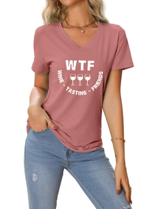 Détail du t-shirt col V rose poudré avec le motif WTF Wine Tasting Friends imprimé