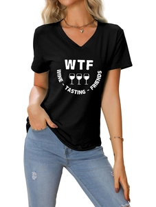 Détail du t-shirt en coton à col en V avec imprimé WTF Wine Tasting Friends