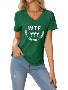 Détail du t-shirt vert foncé à col en V avec imprimé WTF Wine Tasting Friends et verre
