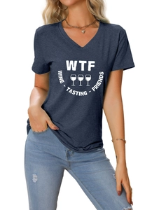 Détail du t-shirt bleu marine à col en V avec graphique WTF Wine Tasting Friends et verres