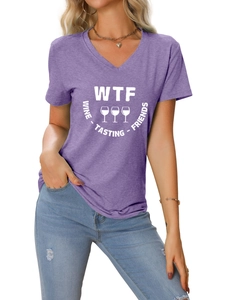 Détail du t-shirt violet col en V avec imprimé WTF Wine Tasting Friends et texture tissu