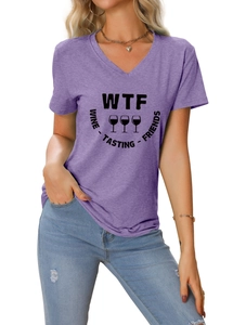 Détail du t-shirt violet col en V avec imprimé graphique WTF Wine Tasting Friends