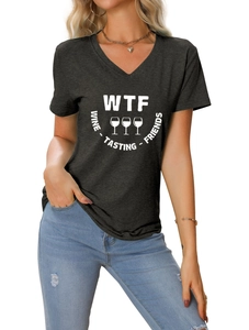 Détail du t-shirt gris foncé à col en V avec impression Wine Tasting Friends blanche