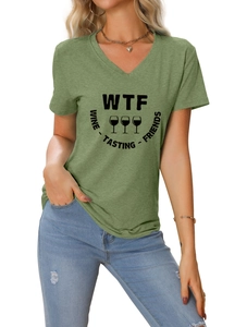 Gros plan du T-shirt vert olive à col en V avec imprimé 'WTF Wine Tasting Friends'