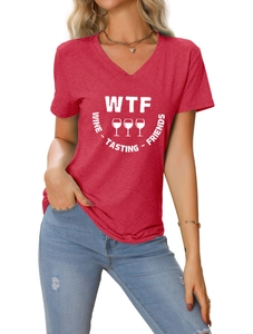 Détail du t-shirt rouge col en V avec motif WTF Wine Tasting Friends et texture du coton